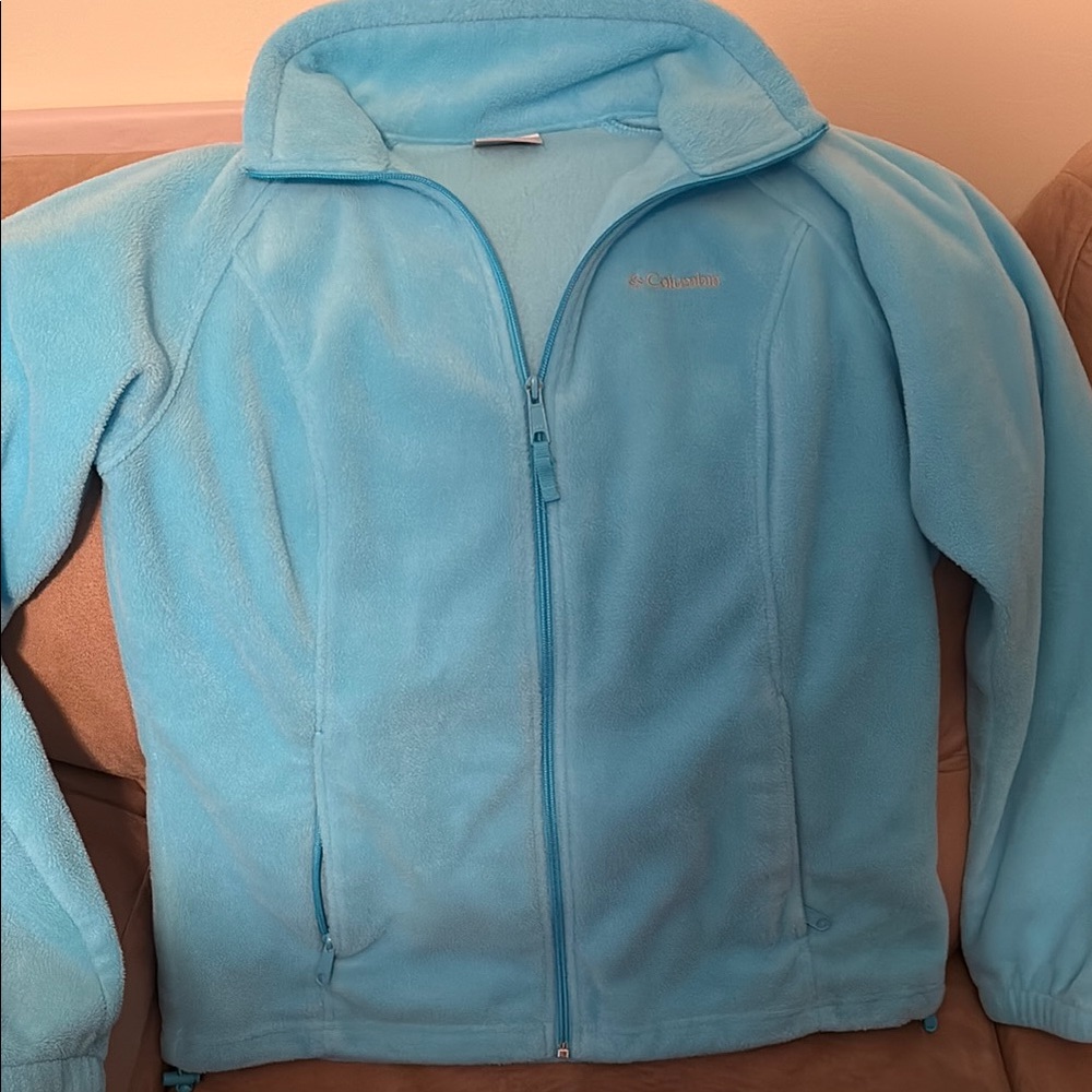 Columbia Light Blue Fleece Jacket. Zip front pockets. In great condition
